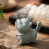 青色砂岩猫咪微距摄影_2000x3000 Zen Meow: Hand-Carved Green Sandstone Tea Pet Figurines (Healing & Lucky)