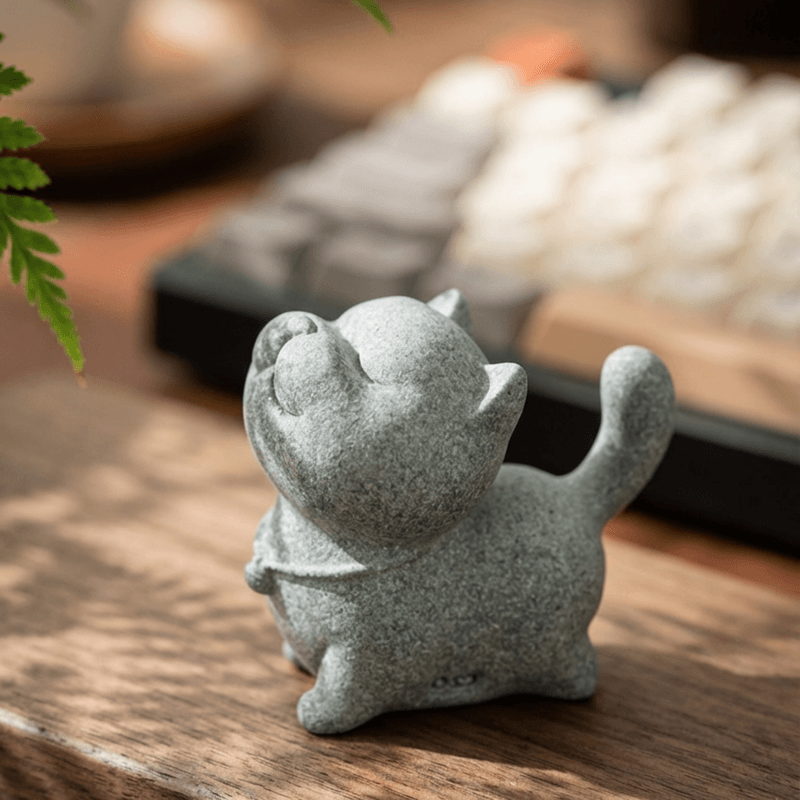 青色砂岩猫咪微距摄影_2000x3000 Zen Meow: Hand-Carved Green Sandstone Tea Pet Figurines (Healing & Lucky)